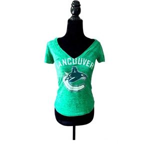 🍀Bundle 2 for $15🍀 Vintage Vancouver Canucks V-Neck T-shirt